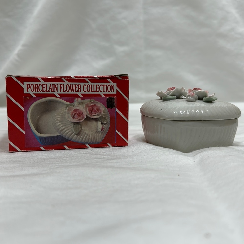 Porcelain flower jewelry box